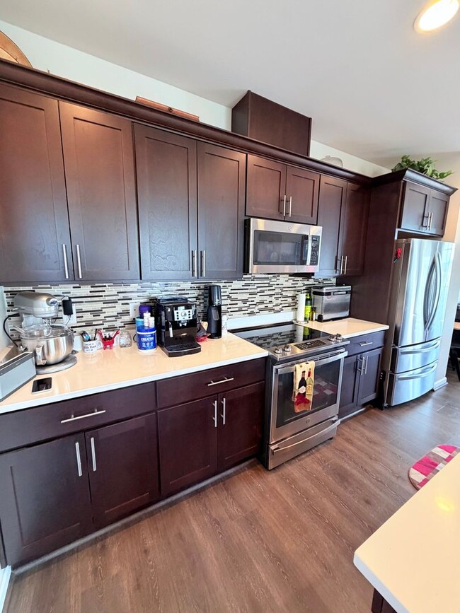 Building Photo - Hilltop Luxury Townhome with Stunning Valley Sunset Views