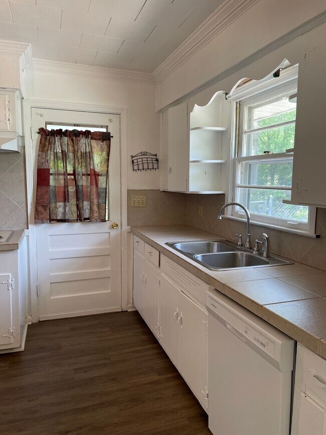 Building Photo - 688 Joryne Dr