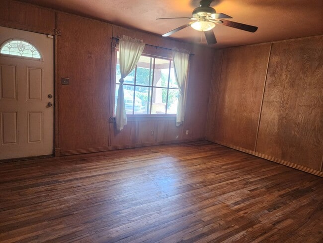 Building Photo - 3 bed, 1 bath home
