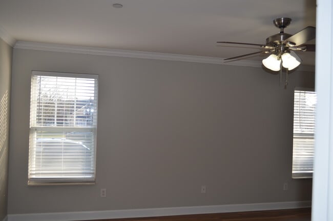 Building Photo - 1401 Peppermint Ln