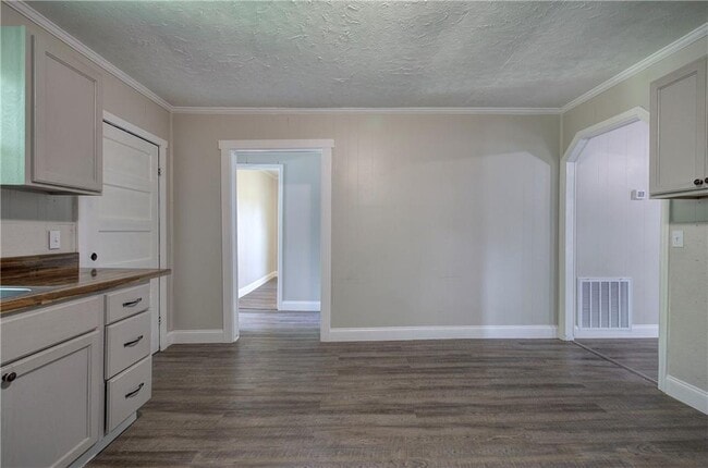 Building Photo - 2014 Maple Ave SW