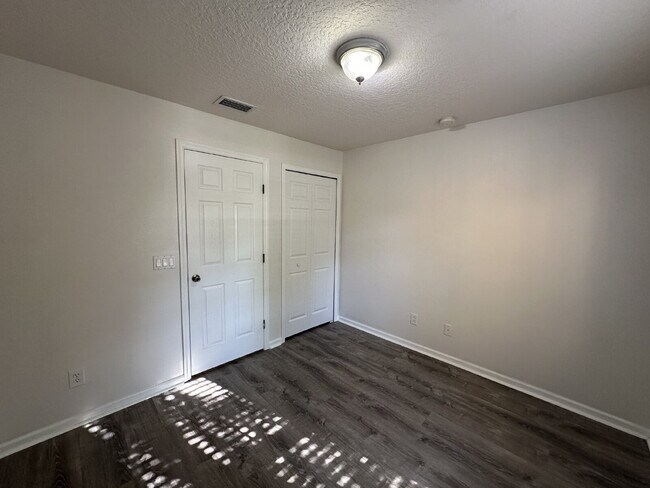 Building Photo - Beautiful Townhome