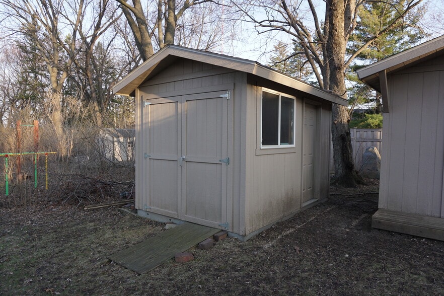 Outdoor storage shed - 4060 Victoria St N