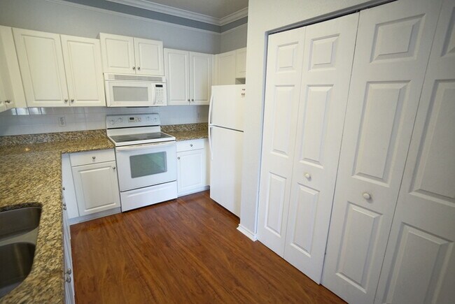 Building Photo - Beautiful 2-Bedroom, 2-Bathroom Condominiu...