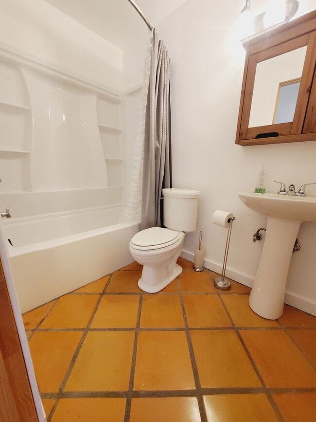 Building Photo - North Oxnard Lovely Home For Rent 3 Bedrooms and 2 bathrooms