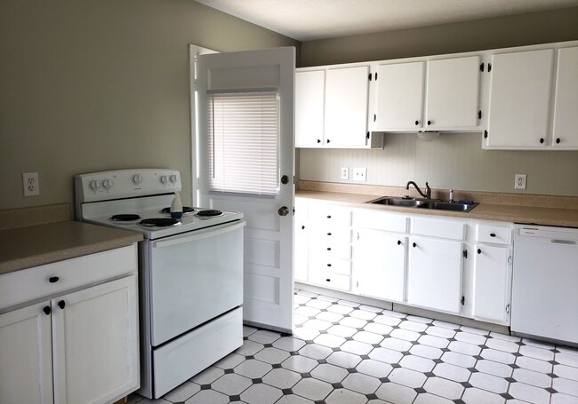 Building Photo - Large 4 bed / 2 bath house for rent