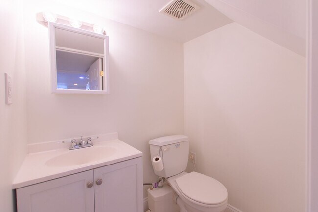 Building Photo - Excellent South Philadelphia Row Home