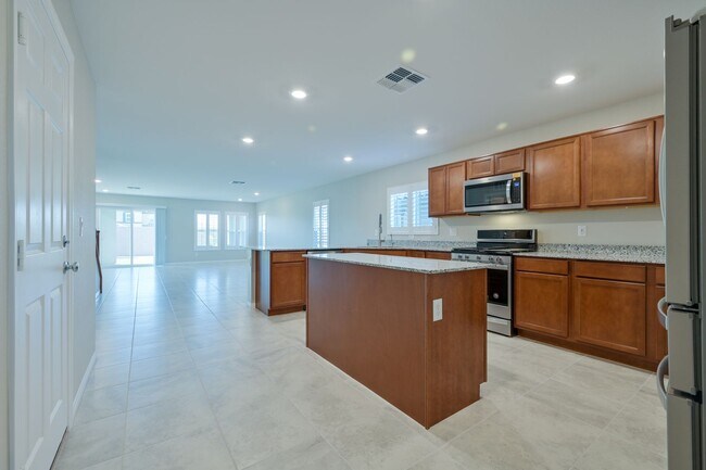 Building Photo - Mountains Edge!! Gated!!  4 bedrooms!! Primary Bedroom and bath down Stairs!! 2 Primary bedrooms!...