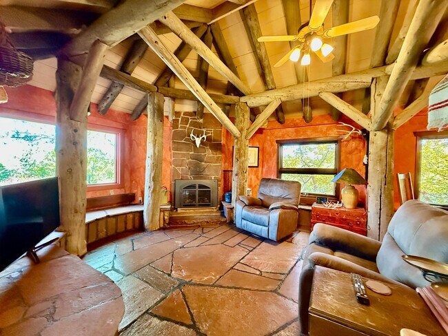 Building Photo - Historic Manitou Springs Home for Rent – M...