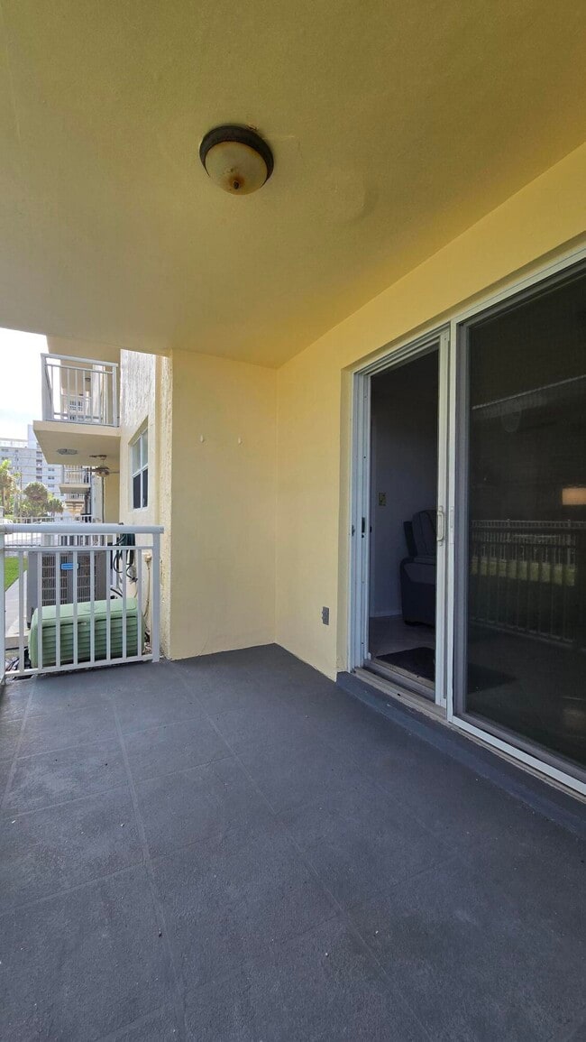 Building Photo - 1161 Hillsboro Mile