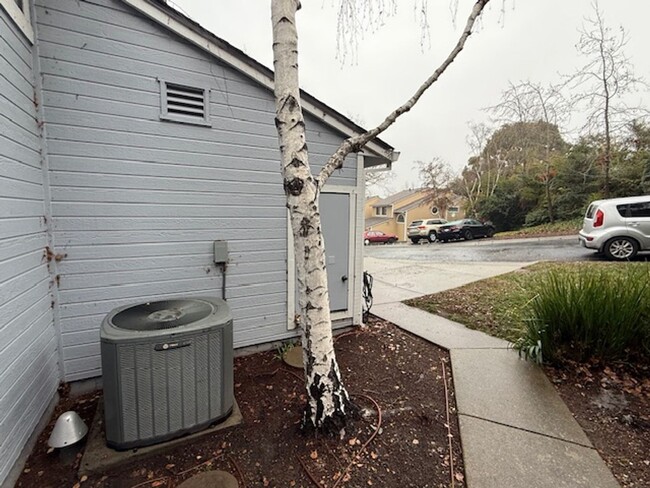 Building Photo - 3-Bedroom Pinole Townhouse with Spacious L...