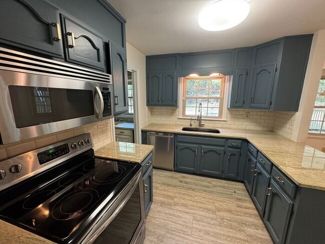 Building Photo - Fenced yard!