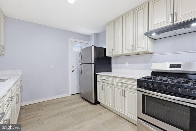 Building Photo - 25 Lily St