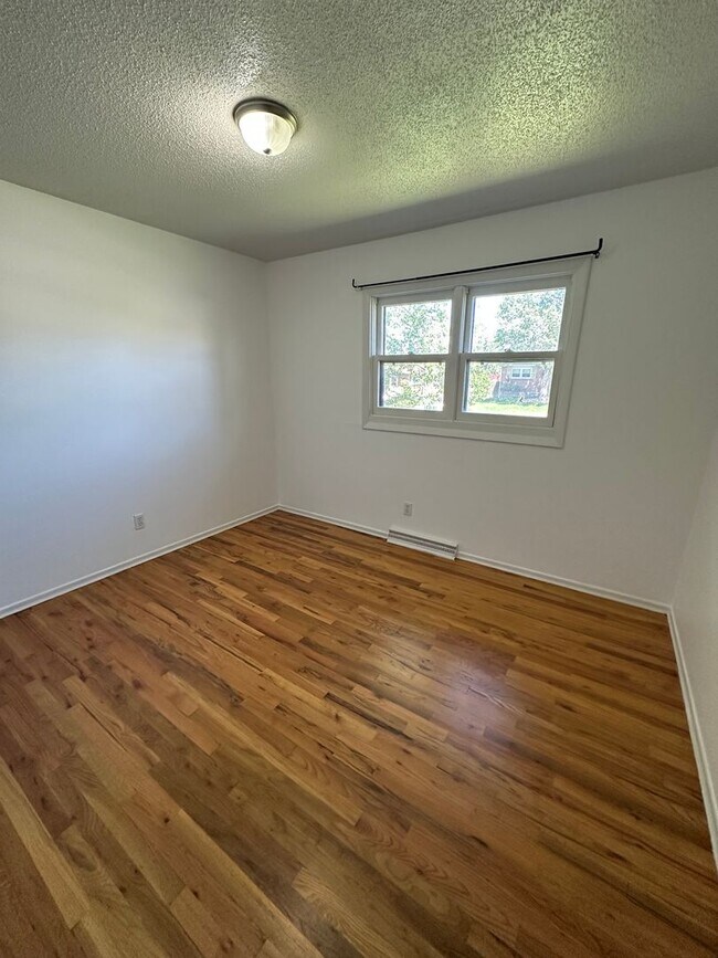 Building Photo - 3 BEDROOM, PLUS 2 BONUS ROOMS, 3 BATHROOM ...
