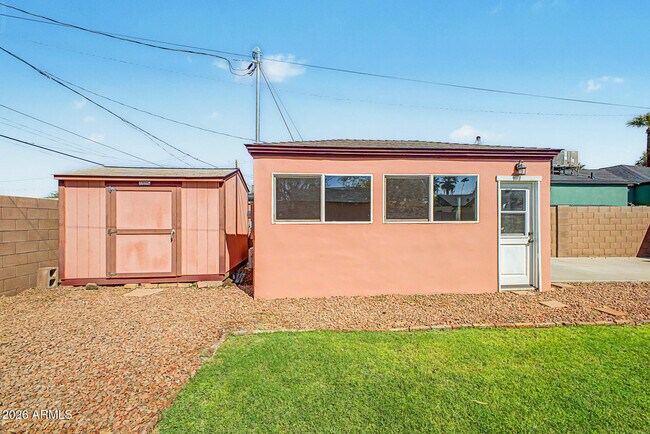 Building Photo - 1326 E Palm Ln