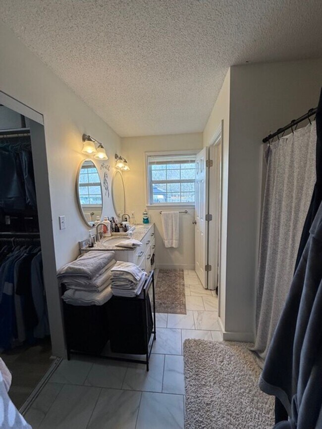 Building Photo - Spacious 4BR Home in Seven Oaks with Garage & Fenced Yard