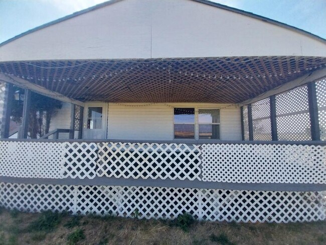 Building Photo - 1831 E Cornwall Rd