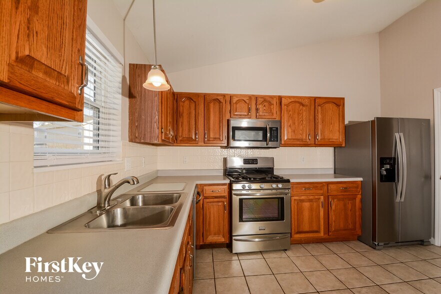 Building Photo - 641 Autumn Oaks Dr