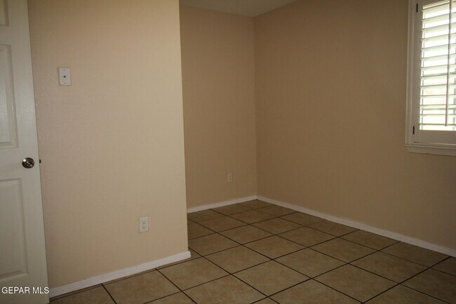 Building Photo - 9145 Begonia Pl