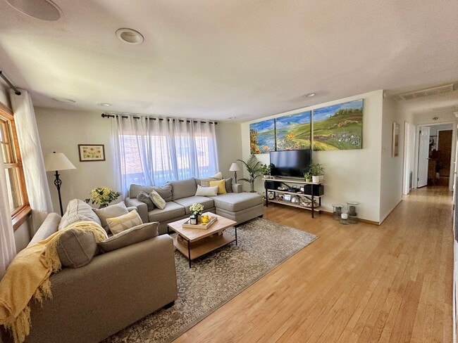 Building Photo - Charming 3 Bedroom 2 Bathroom Single Family Home Available June 5th *DO NOT DISTURB TENANT*