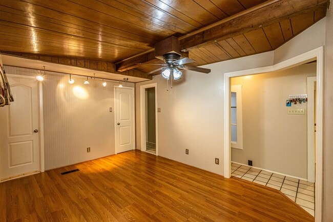 Building Photo - 2006 Piedra China St