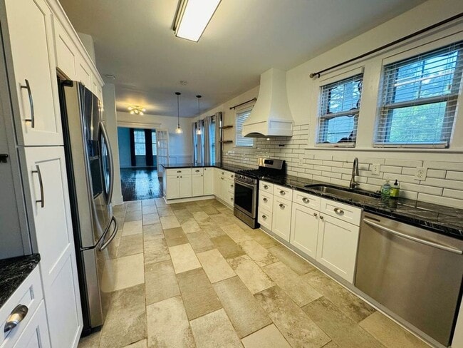 Building Photo - Available this Summer!! Beautiful 3 bed, 2 bath home located in Ardsley Park in Savannah, Ga!!