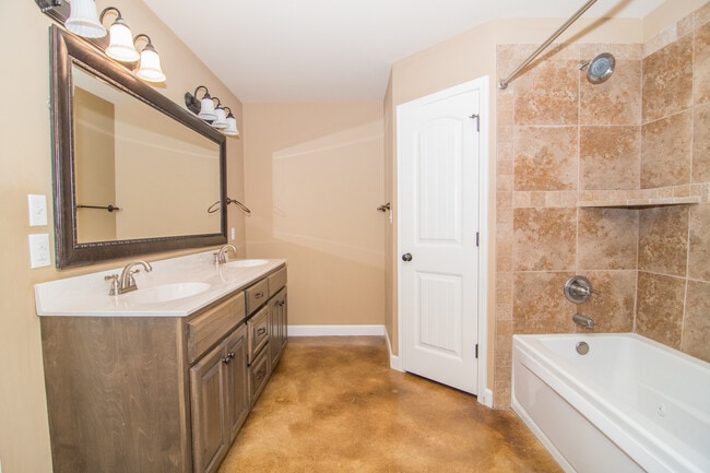 Building Photo - 3 Bed 2 Bath