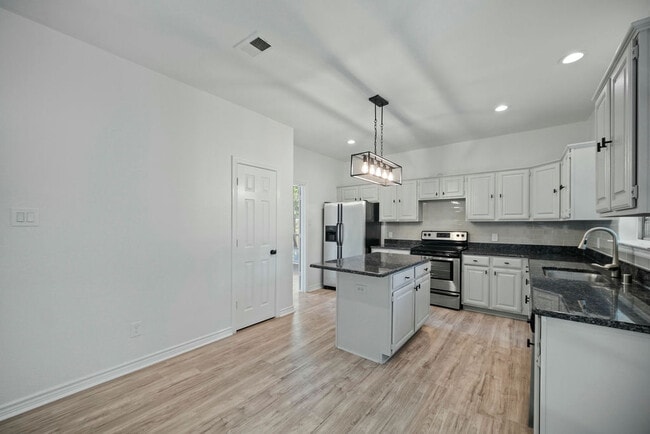 Building Photo - 1100 Hyde Park Dr