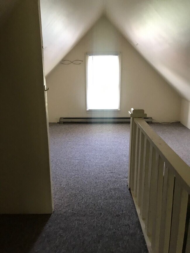 Building Photo - Spacious 5 bedroom house Centrally located to U of M Campus