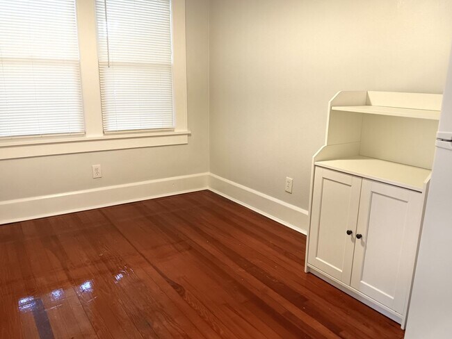 Building Photo - So darn cute - large studio close to downtown St Pete