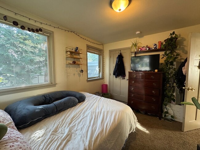 Building Photo - 7 Bed 2.5 Bath House - Near WWU