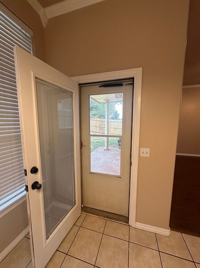 Building Photo - 2504 Thomas Dr