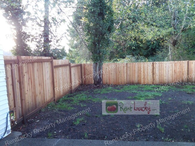 Building Photo - Lee-Federal Way Duplex