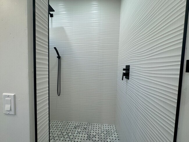 Building Photo - 6129 Lago Grande Dr