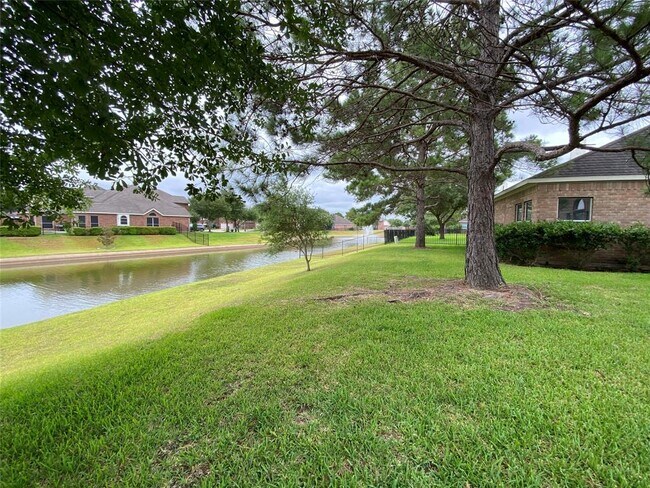 Building Photo - 10122 Meridian Lakes Dr