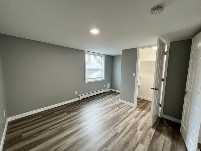 Building Photo - Spacious 3 Bedroom Apartment Near UNC with A/C