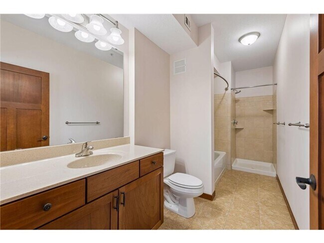 Building Photo - Large 2BD/2.5BA two story corner unit on Dayton Ave in St Paul!!