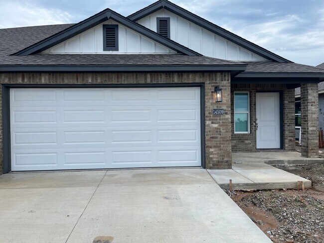 Building Photo - Brand New Duplex!