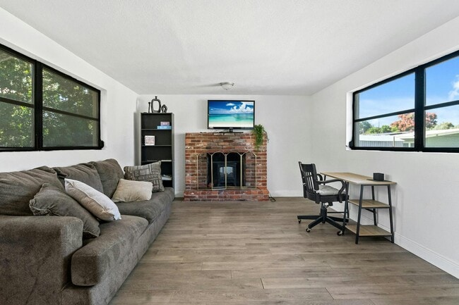 Building Photo - 919 Ave S SE