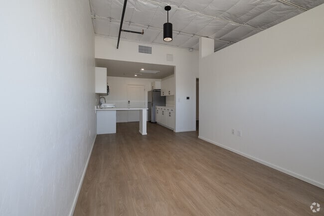1BR, 1BA - 590SF - Living Room - Broadmoor Residential
