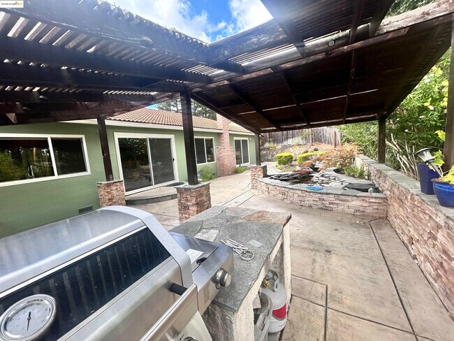 Building Photo - 516 Webster Dr