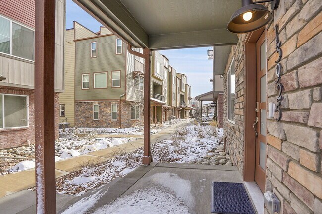 Building Photo - $3,230.95 with $300 off the first month's Rent - 4 Bedrooms, 3.5 Bathrooms, Townhouse in Broomfie...