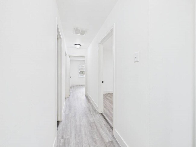 Building Photo - 5814 Fontenelle Dr