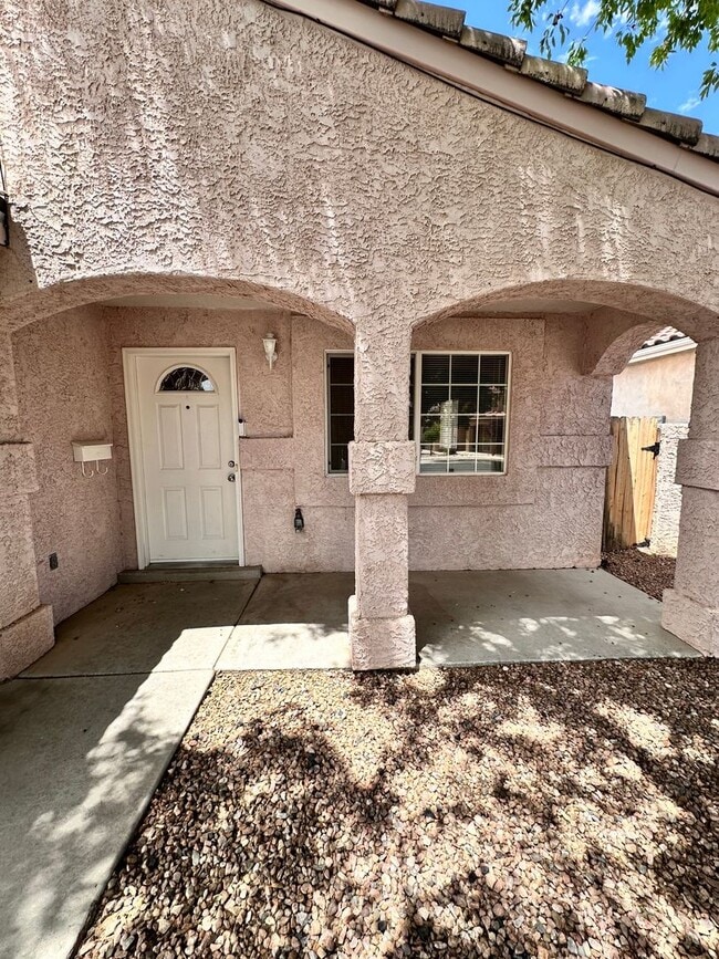Building Photo - 3 Bedroom 2 Bathroom 2 Car Garage