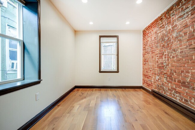 Building Photo - 3007 W Fletcher St