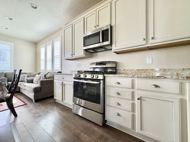 Building Photo - 3 Bed, 2.5 Bath Lakeview Home with Private Yard in Quiet Neighborhood!