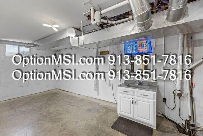 Building Photo - Country Charm Just Minutes From Lawrence!