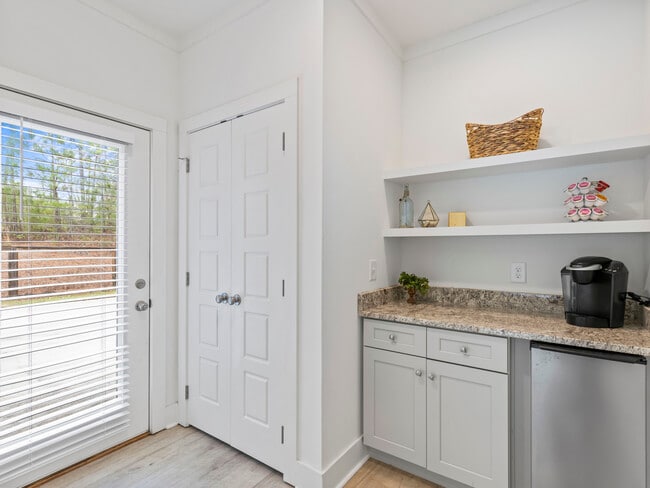 Building Photo - 127 Camp Cir