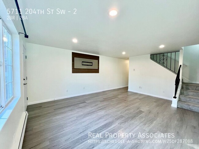 Building Photo - 2 Bed/1.5 Bath in Lynnwood! **Remodeled Ki...