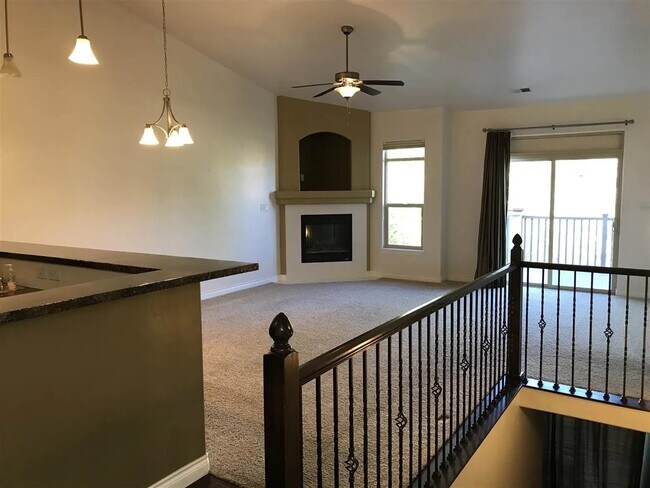 Building Photo - 331 Cliff View Dr